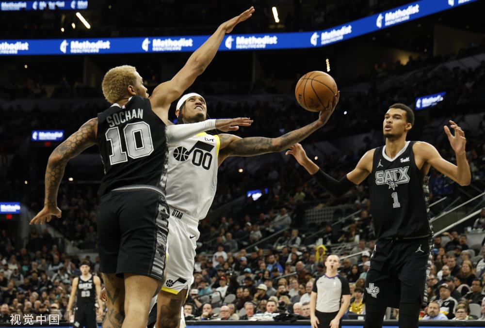 直扮演着举 直扮演着举